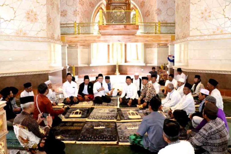 Pj Bupati Adriyanto Tunaikan Sholat Jumat Perdana Di Masjid Wisata Religi 768x512